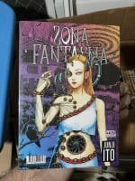 Zona Fantasma (Com 4 cards exclusivos + Deck box). Junji Ito. Pipoca e Nanquim (Lacrado)