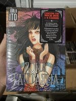 Zona Fantasma (Com 4 cards exclusivos + Deck box). Junji Ito. Pipoca e Nanquim (Lacrado)